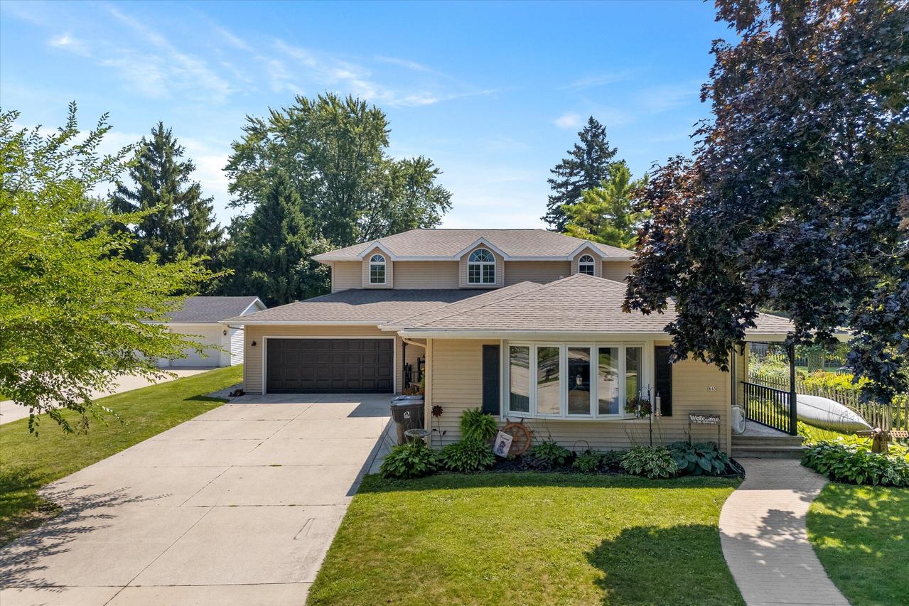 845 Superior Ave, Oostburg, WI 53070