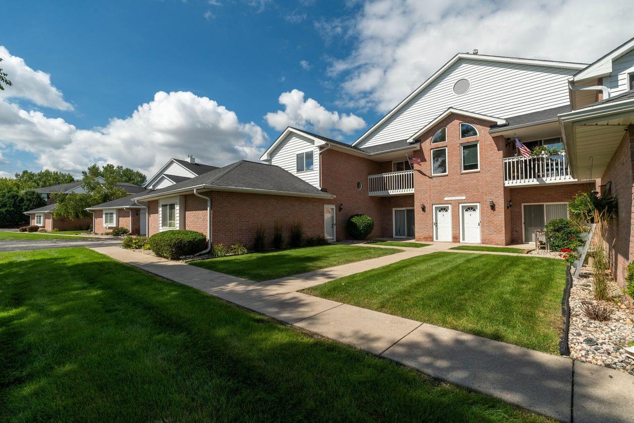 W241N2545 E Parkway Meadow #7, Pewaukee, WI 53072
