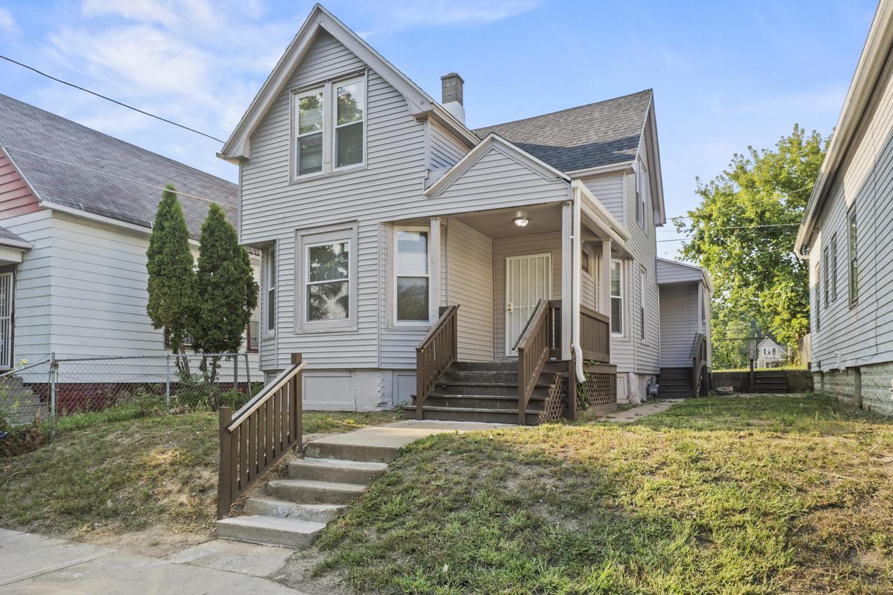 1540 W Groeling Ave, Milwaukee, WI 53206