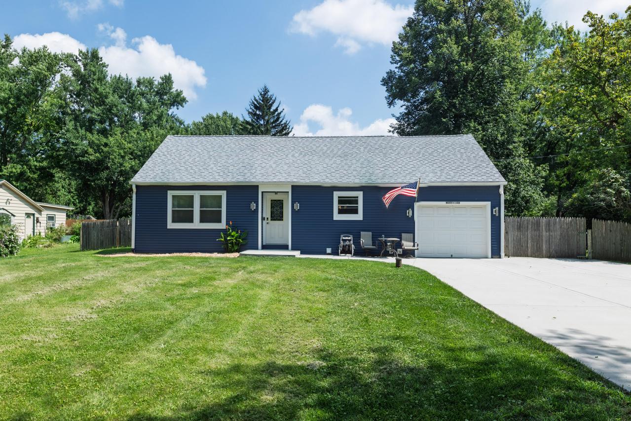 W277N1606 Lakeview Dr, Pewaukee, WI 53072