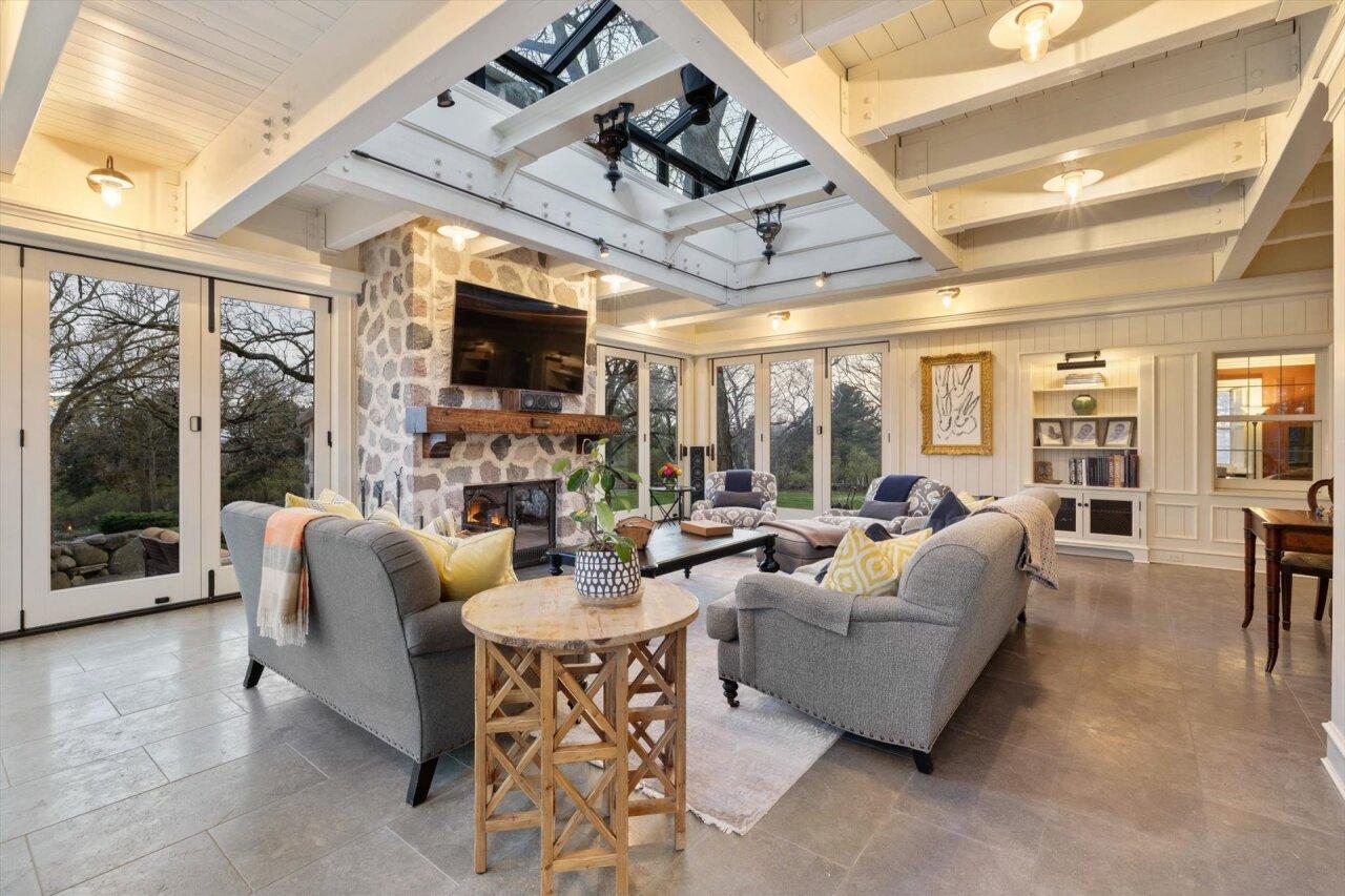 W336S9604 Red Brae Dr, Mukwonago, WI 53149