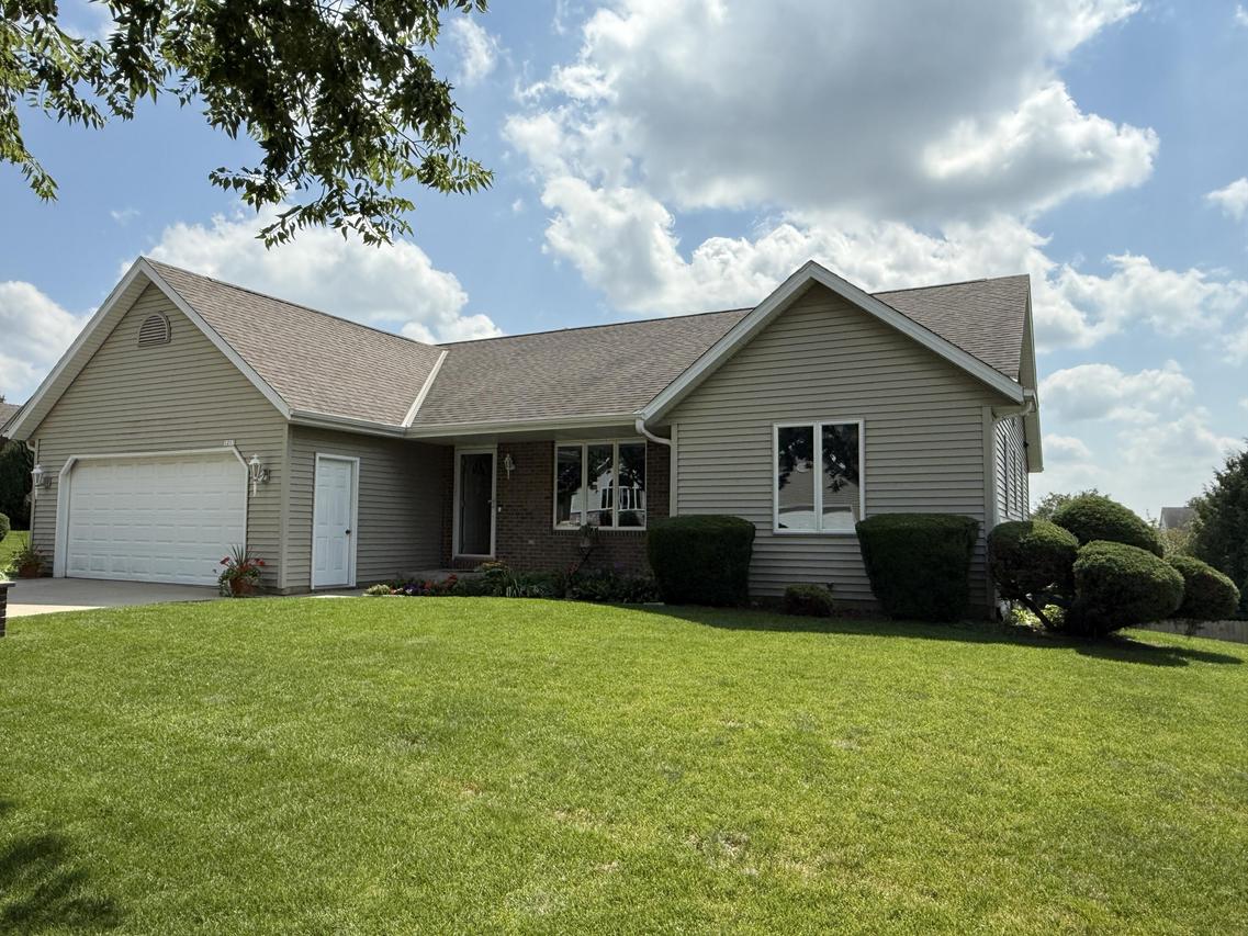1217 Garfield Ln, Hartford, WI 53027