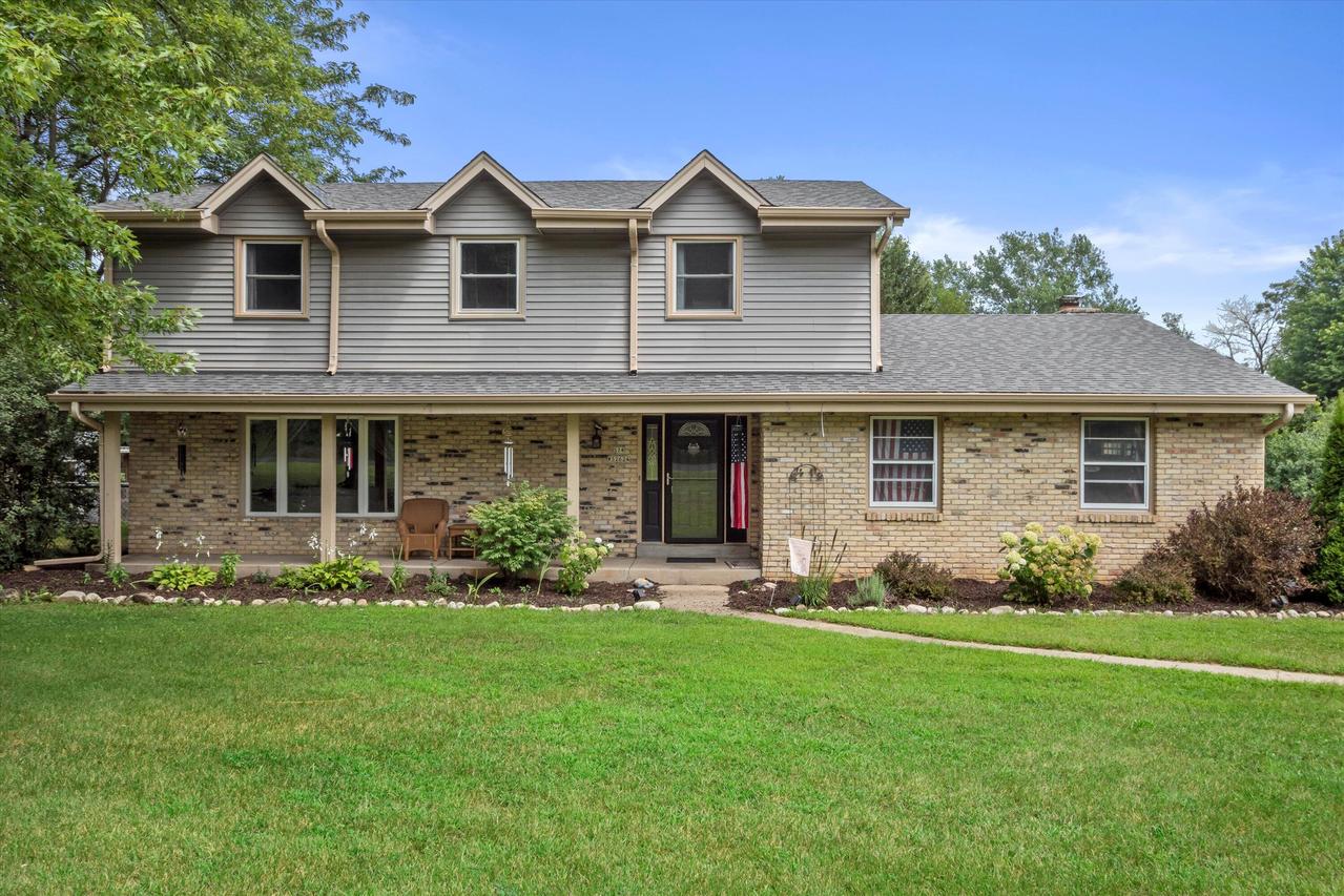 S74W32624 Woodsedge Dr, Mukwonago, WI 53149