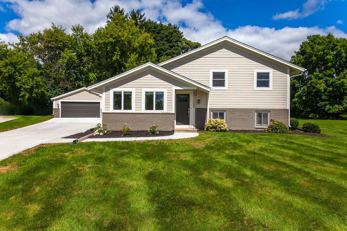 N20W28282 Oakton Rd, Delafield, WI 53072