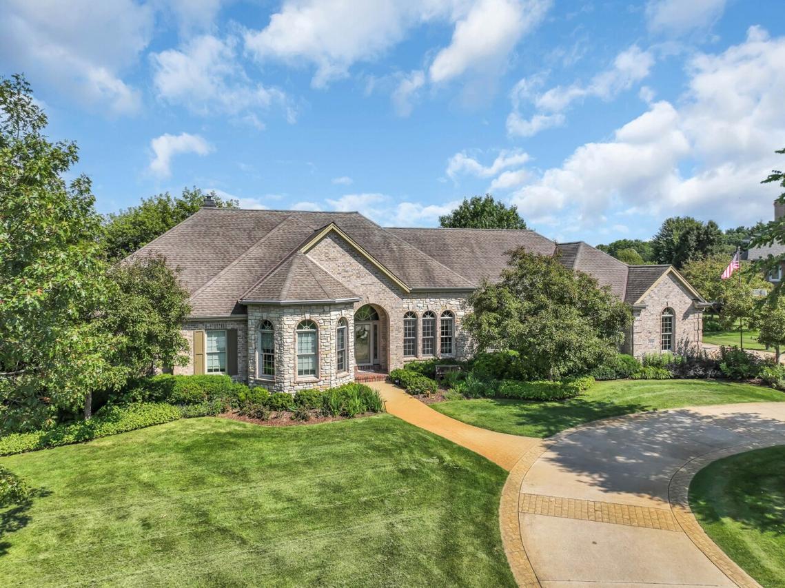 386 Steeple Pointe Cir, Delafield, WI 53018