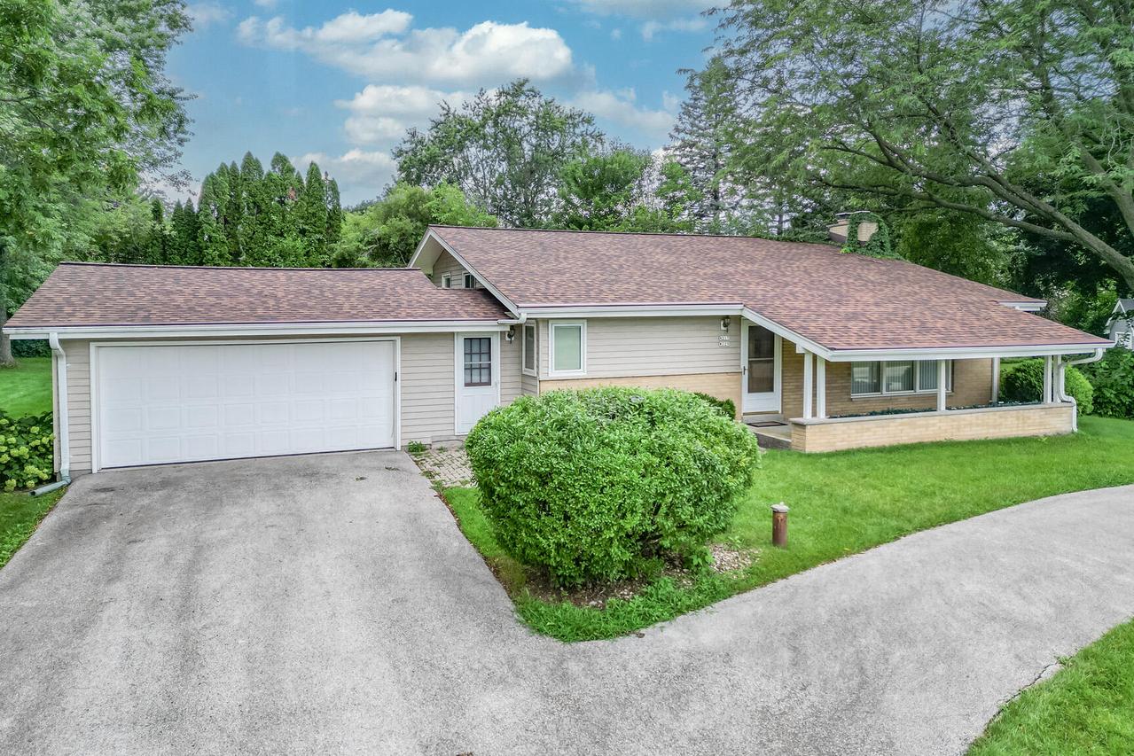 W225N217 Lexington Dr, Pewaukee, WI 53186