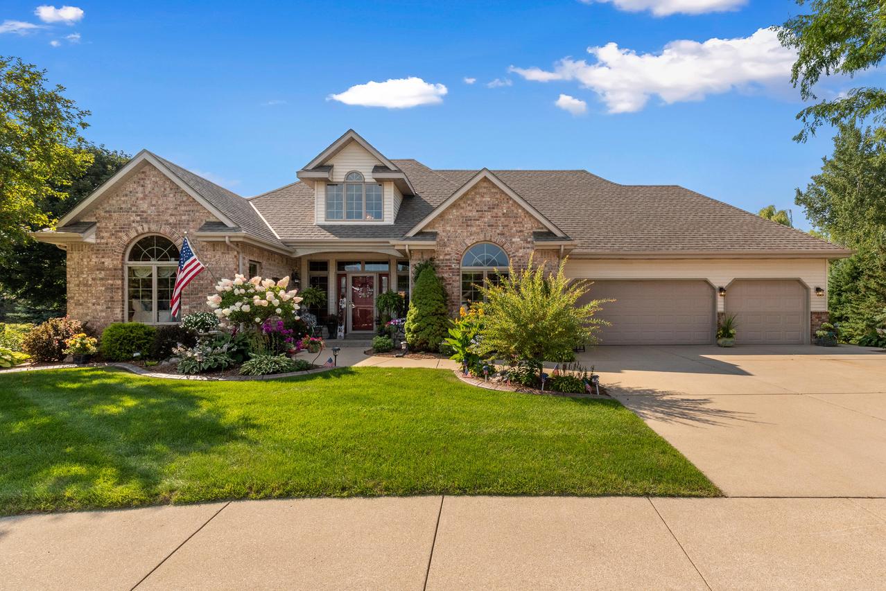 880 Hickory Ln, Hartford, WI 53027