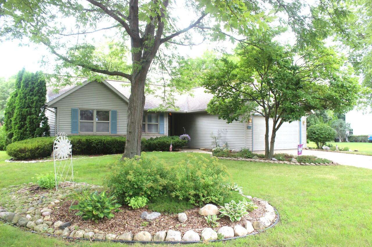 702 Oakwood Ln, Watertown, WI 53094