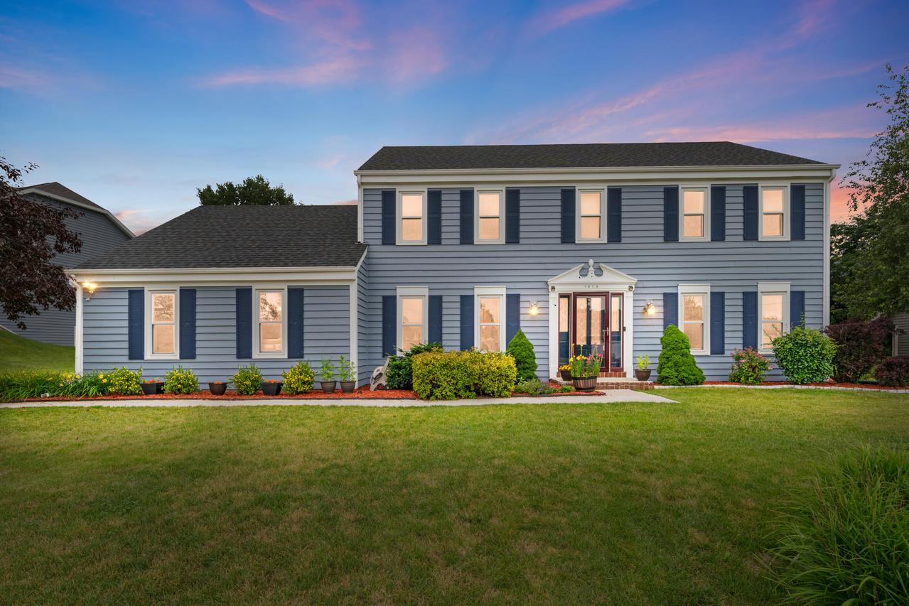 1070 Hillwood Blvd, Pewaukee, WI 53072