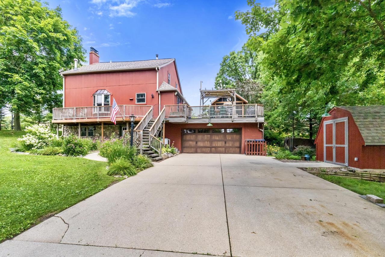 215 Criglas Rd, Wales, WI 53183