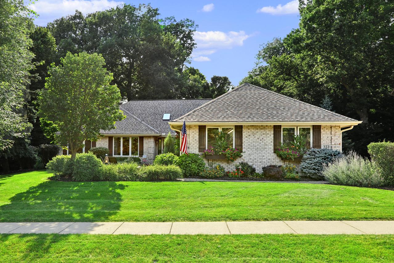 372 River Bluff, Oconomowoc, WI 53066