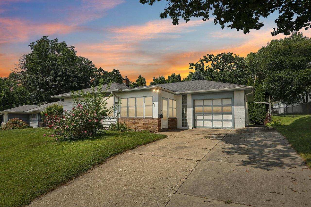 419 Mountain Ave, Waukesha, WI 53188