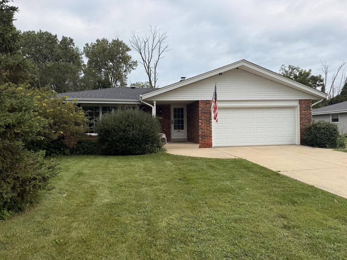 9002 S Carollton Dr, Oak Creek, WI 53154
