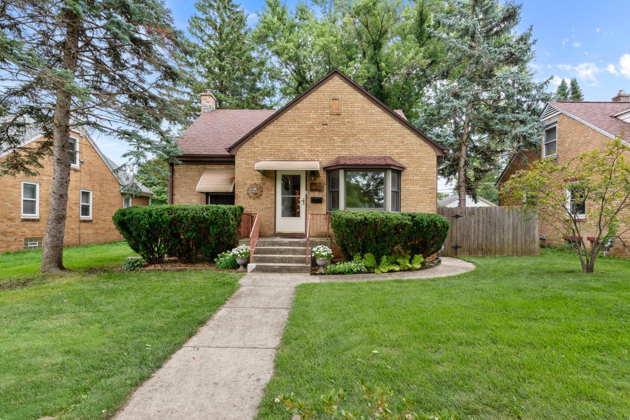 905 S Grand Ave, Waukesha, WI 53186