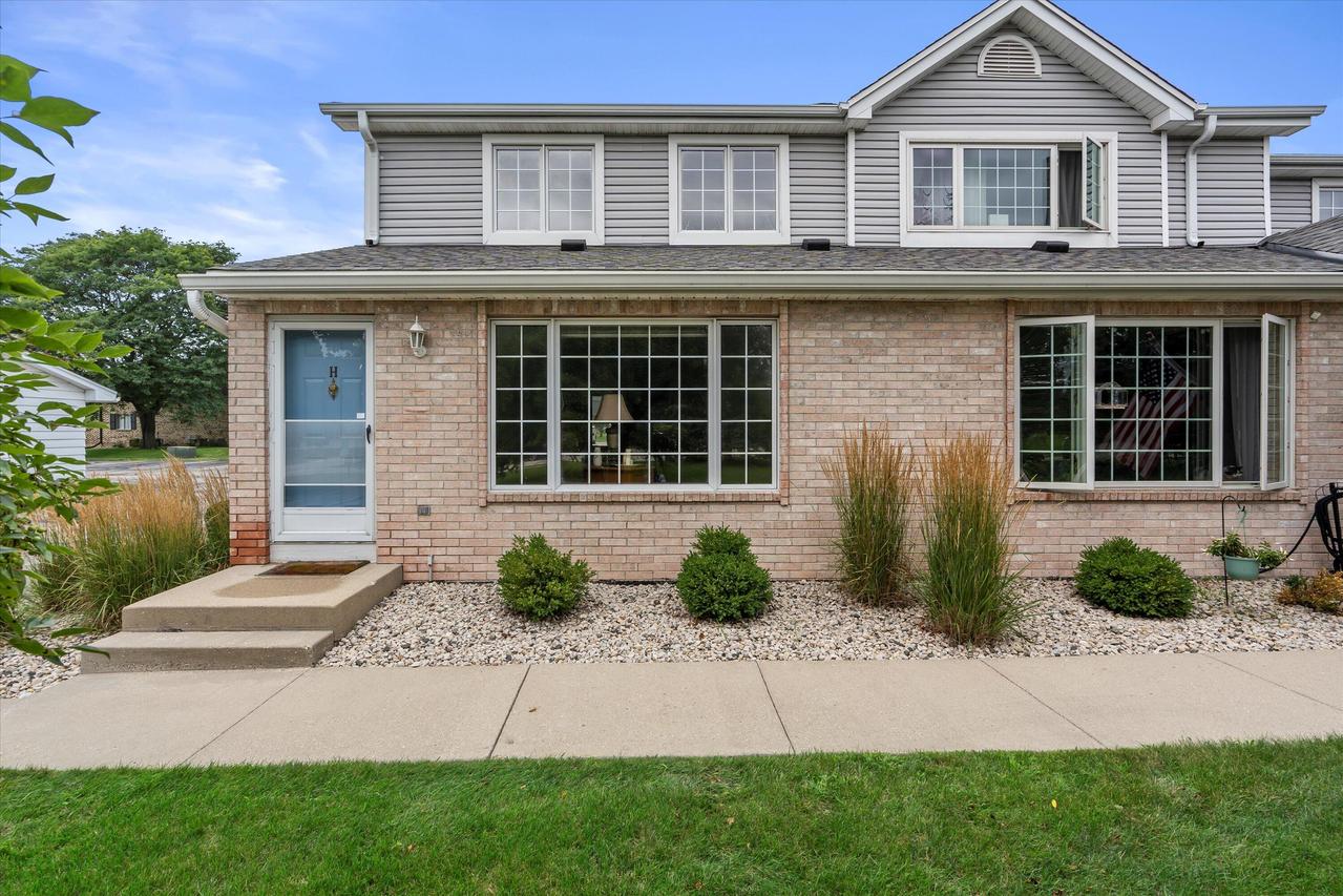 10380 W Whitnall Edge Cir #H, Franklin, WI 53132