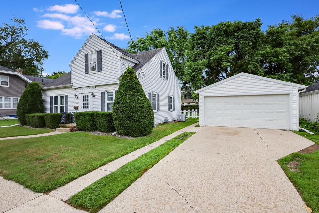 1207 Huron St, Manitowoc, WI 54220