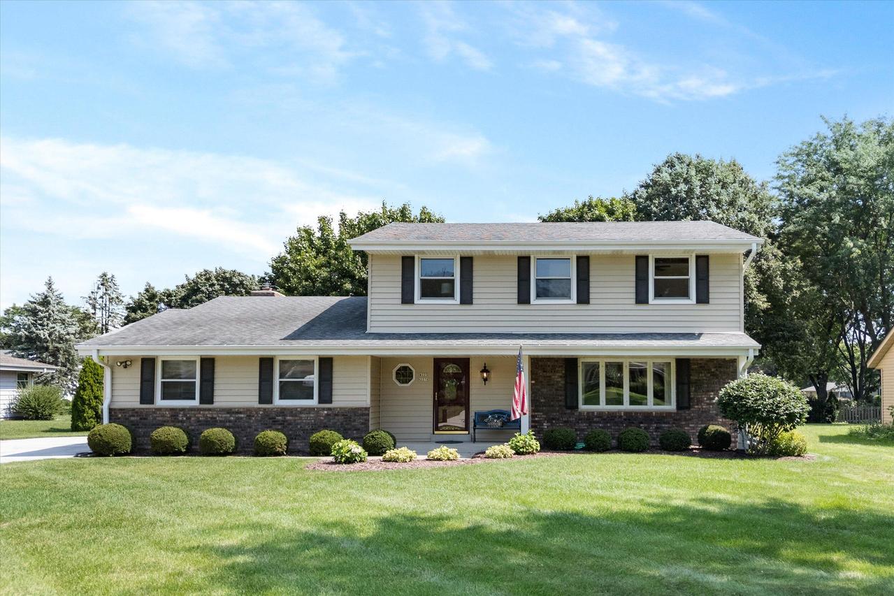 W223N2276 Meadowood Ln, Pewaukee, WI 53186