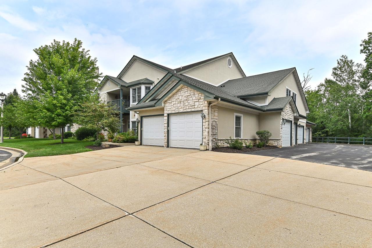 10216 W Deerwood Ln #24, Franklin, WI 53132