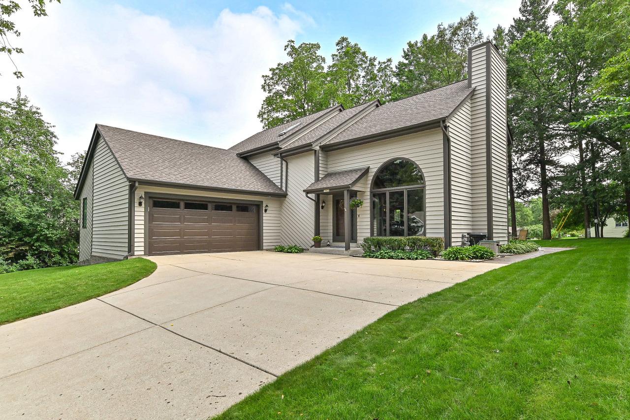 10425 W Pine Ridge, Greenfield, WI 53228