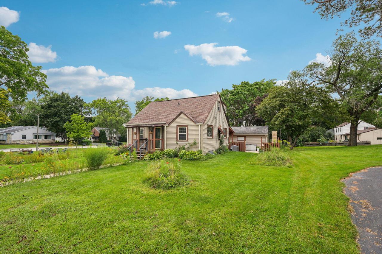 10526 W Congress St, Wauwatosa, WI 53225