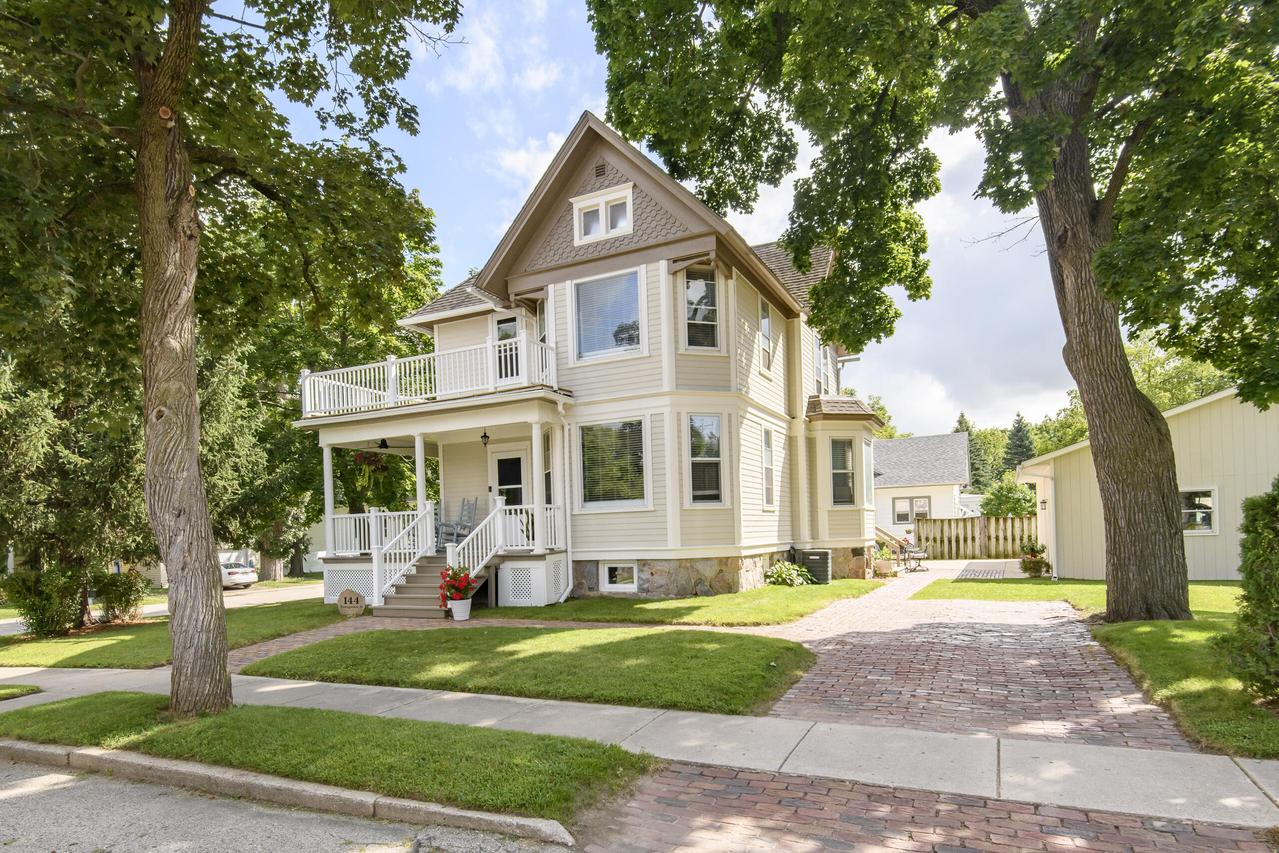 144 Evergreen St, Dousman, WI 53118
