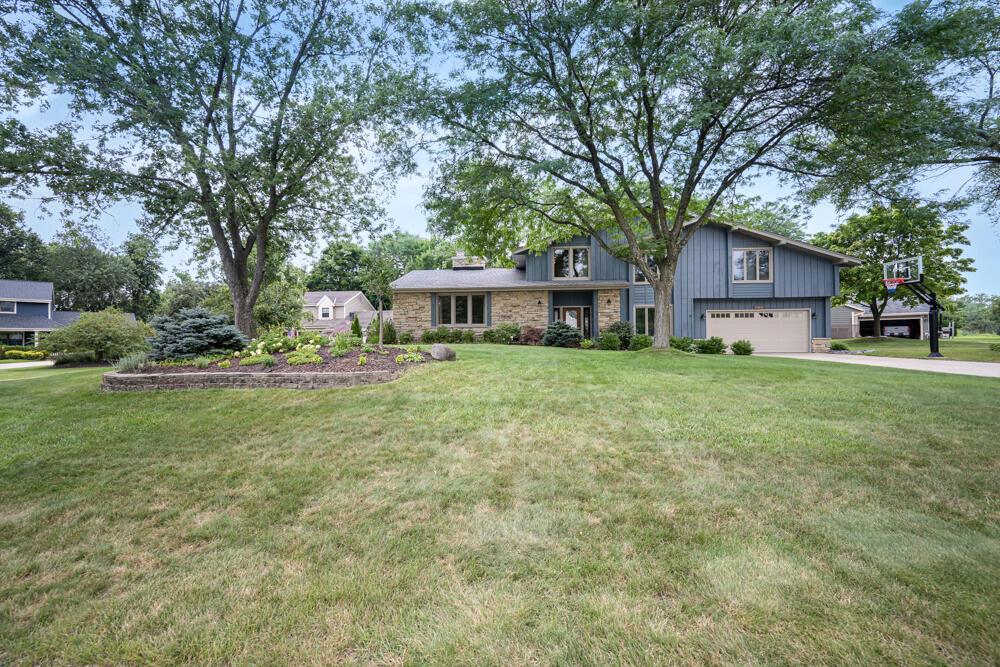 11825 W Waterford Ave, Greenfield, WI 53228