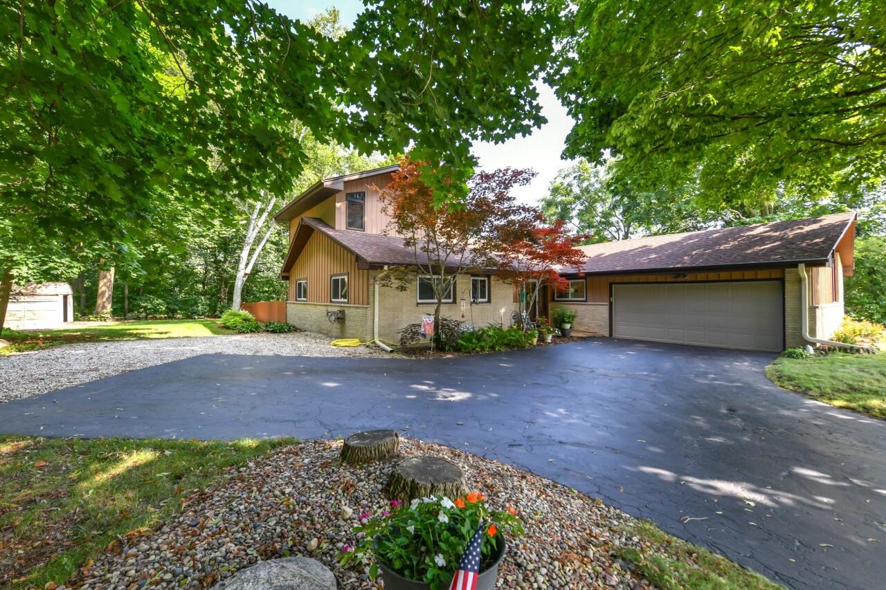 5210 S Skyline Dr, New Berlin, WI 53151