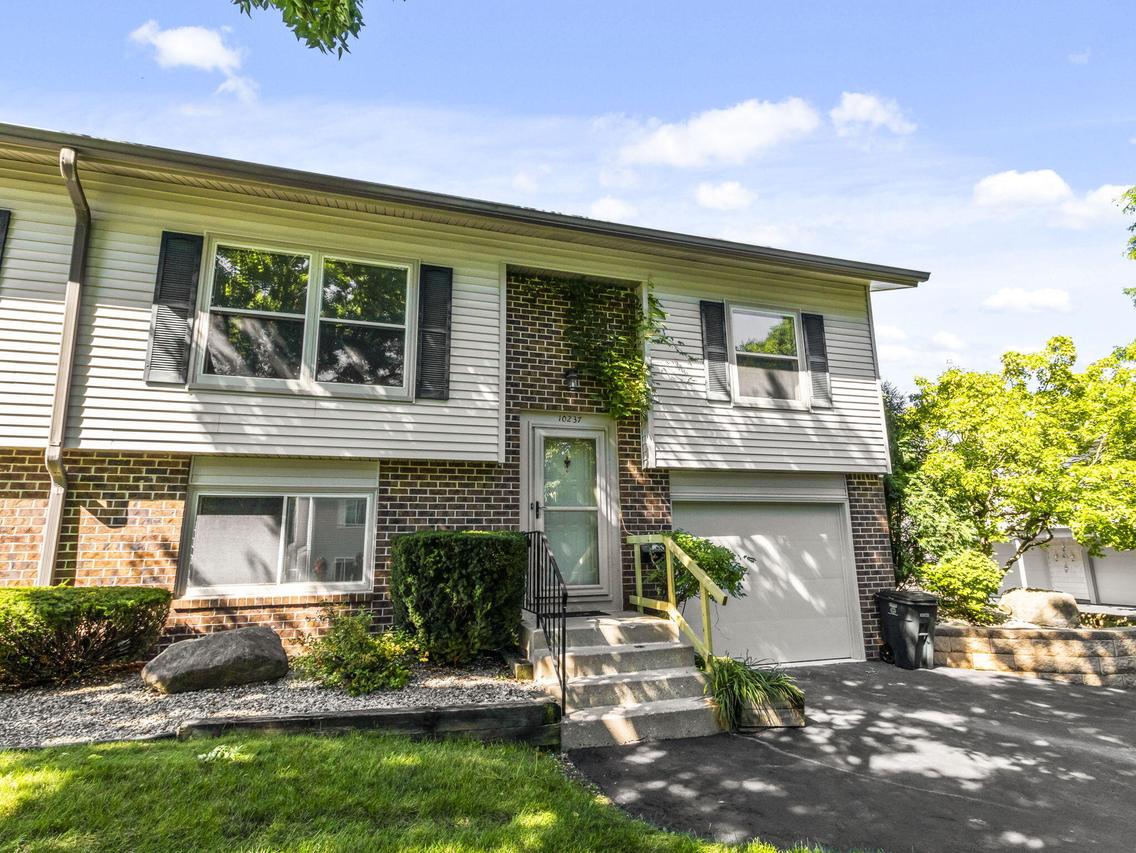 10237 W Parkedge Cir, Franklin, WI 53132