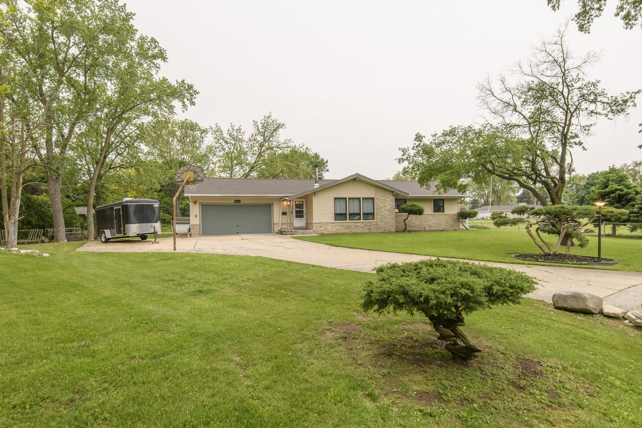N10W23564 Robinhood Ct, Pewaukee, WI 53188