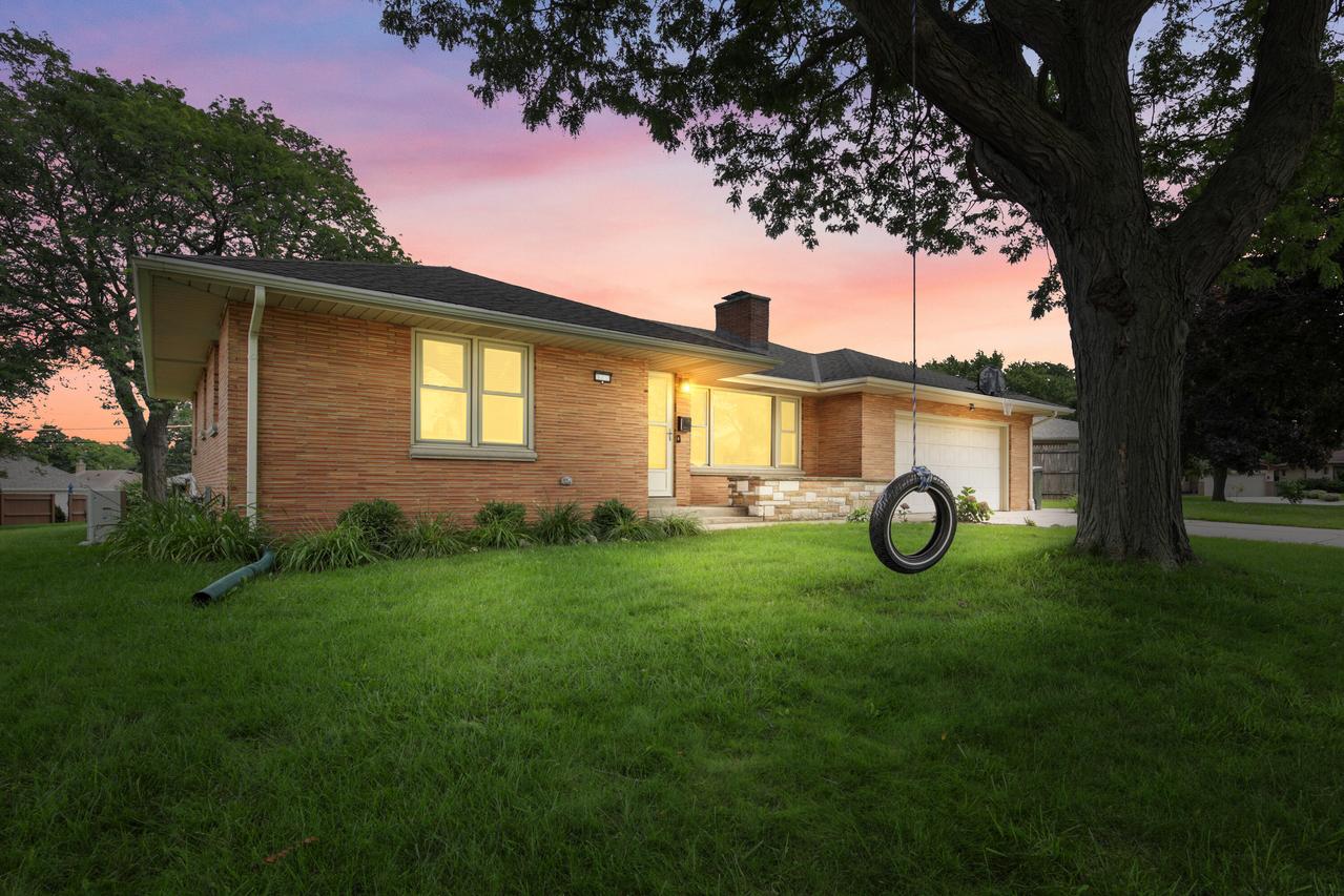 3002 S 90th St, West Allis, WI 53227