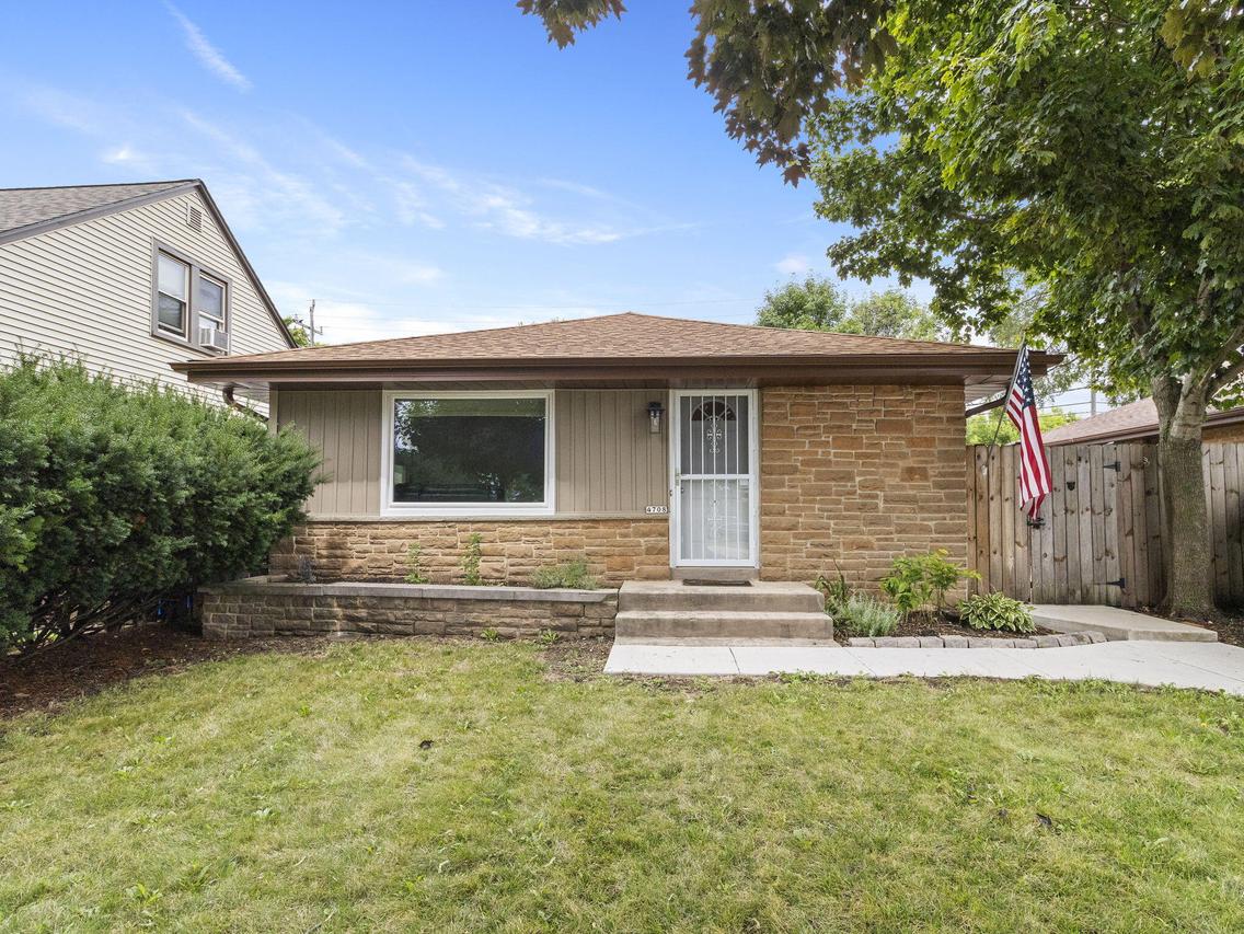 4708 W Layton Ave, Greenfield, WI 53220