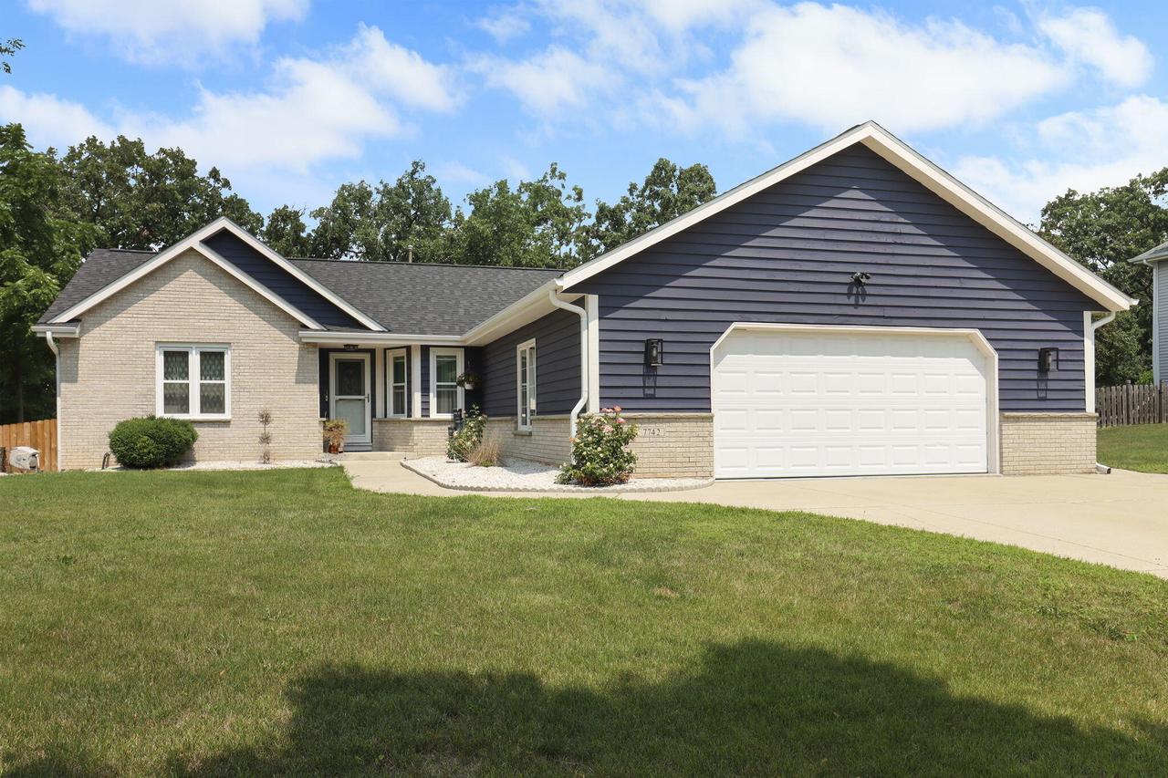 7742 W Lake Pointe Dr, Franklin, WI 53132