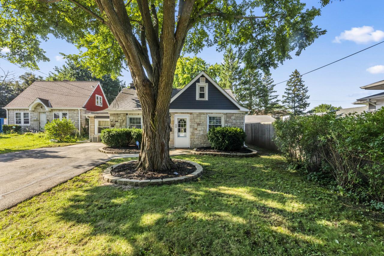 630 Westowne Ave, Waukesha, WI 53188