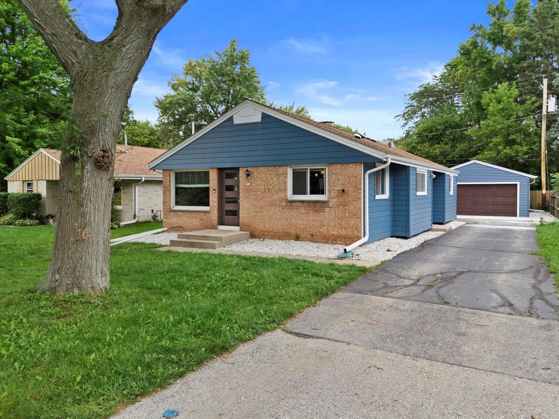 714 W Montclaire Ave, Glendale, WI 53217