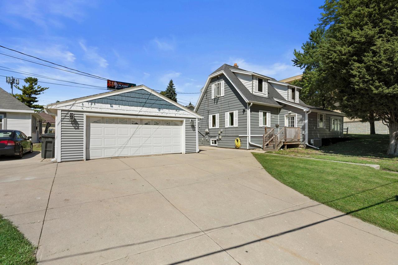 10006 W Bungalow Pkwy, West Allis, WI 53214