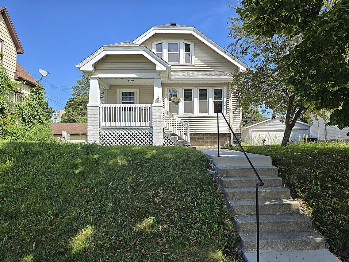 2006 S 89th St, West Allis, WI 53227