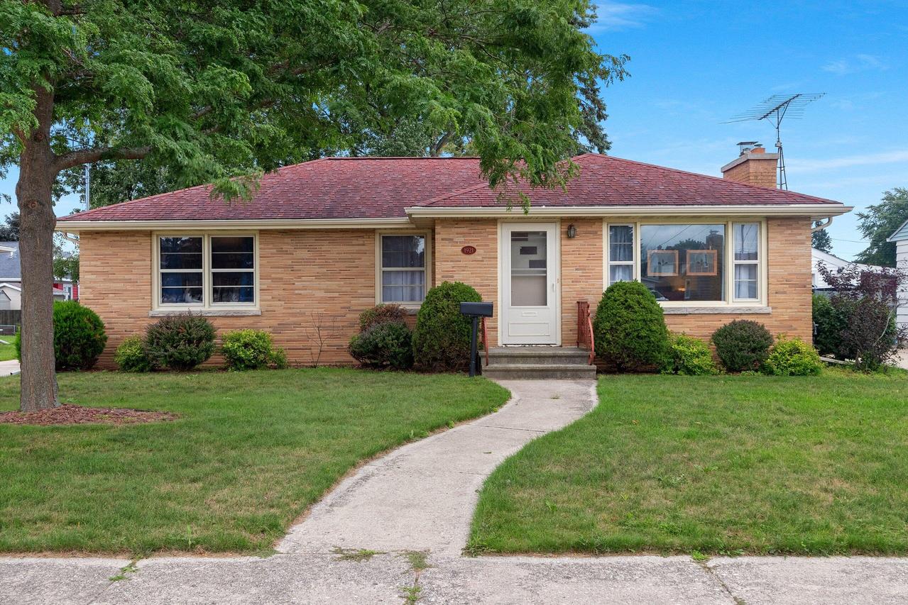 1921 29th St, Two Rivers, WI 54241