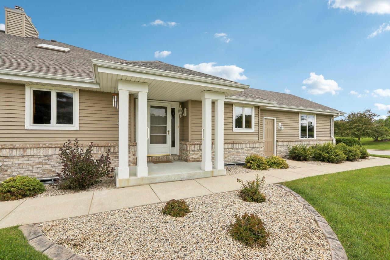 W174N7920 Wildwood Dr, Menomonee Falls, WI 53051