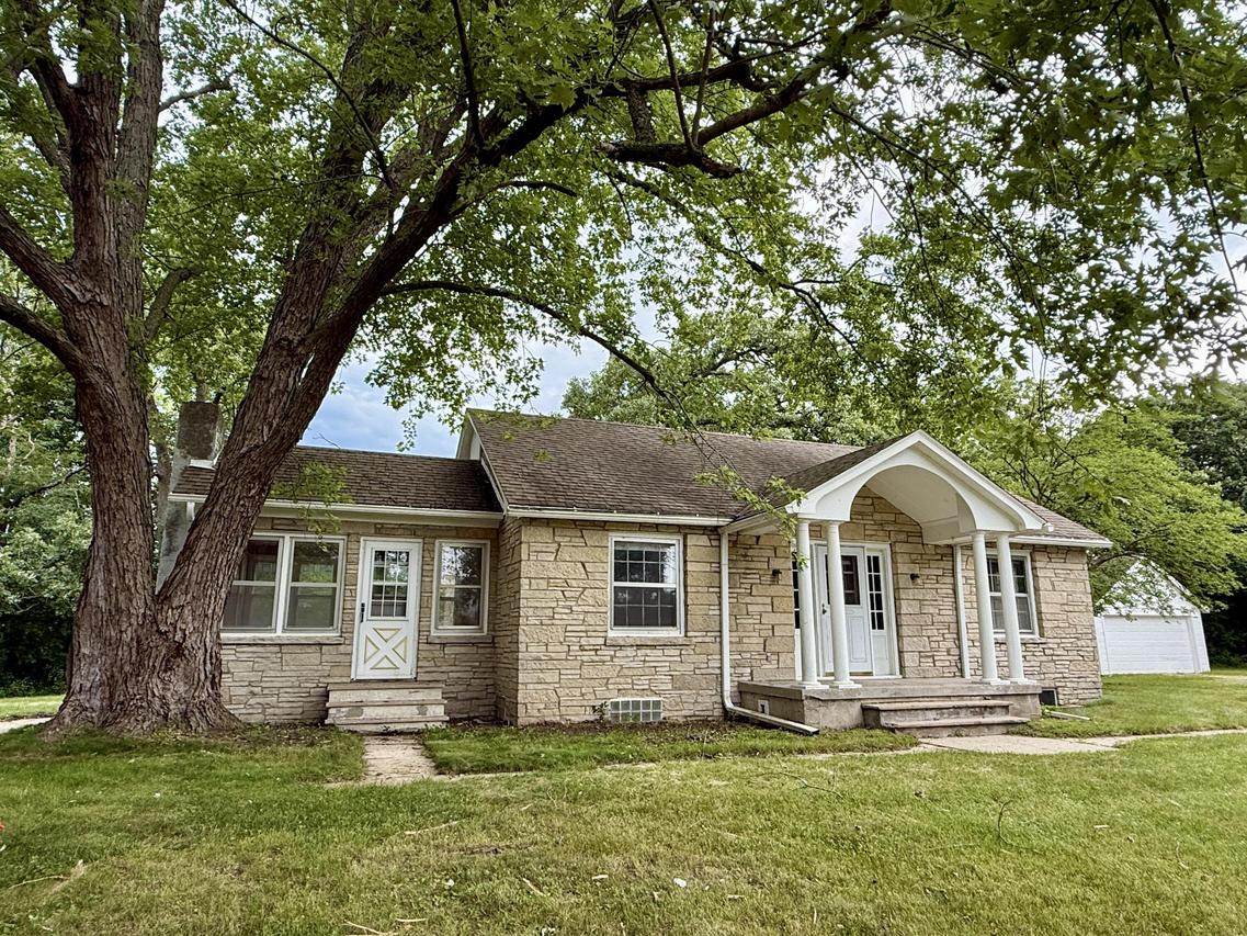148 Wolf Dr, Dousman, WI 53118