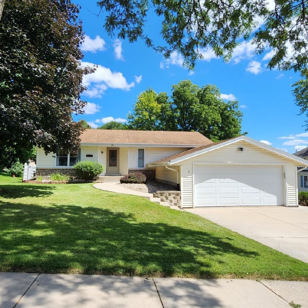 605 Briar Hill, Waukesha, WI 53188