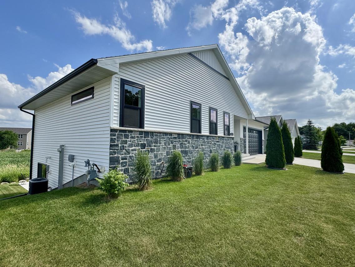 727 Drumlin Dr, Kewaskum, WI 53040