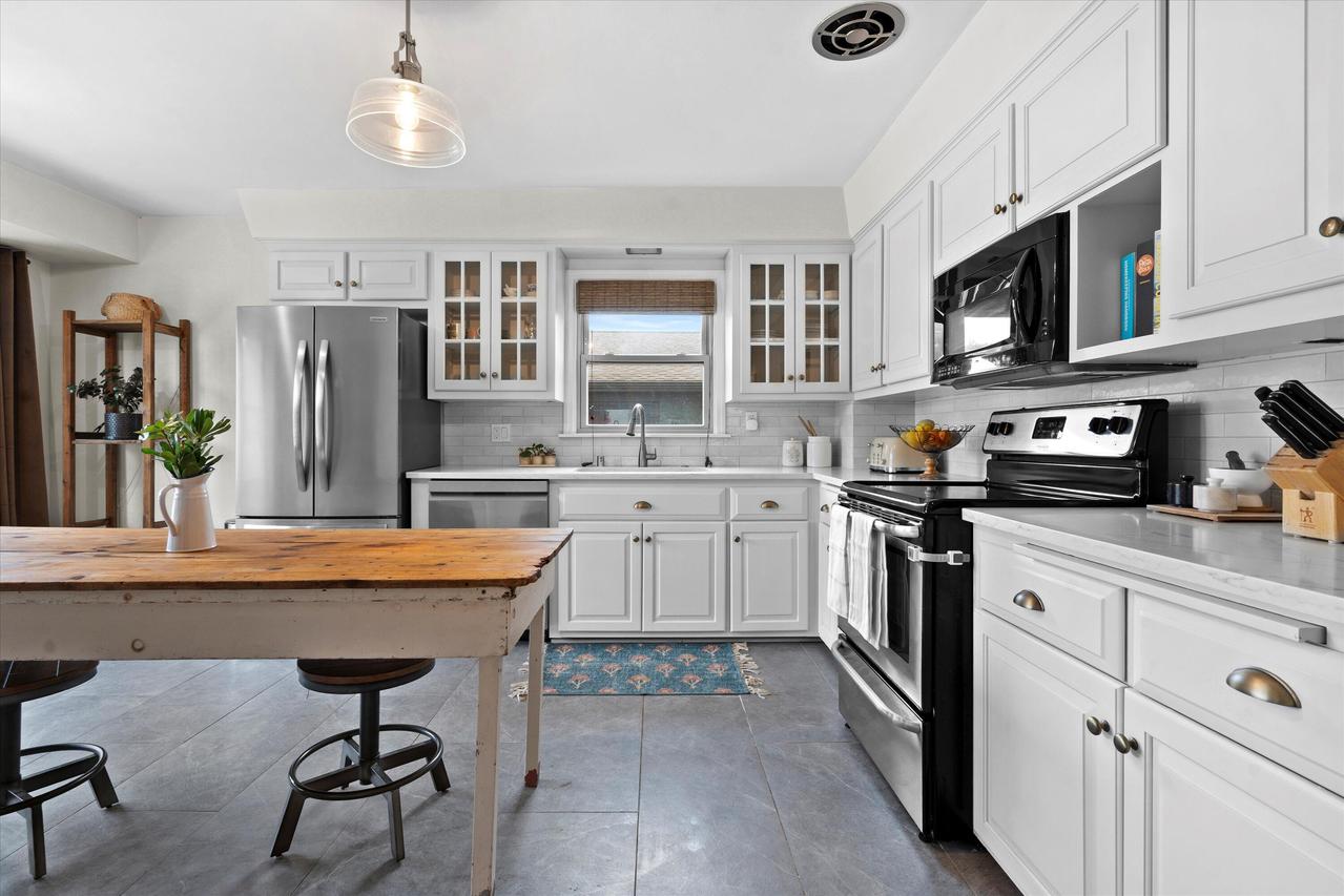 8074 N Seneca Rd, Fox Point, WI 53217