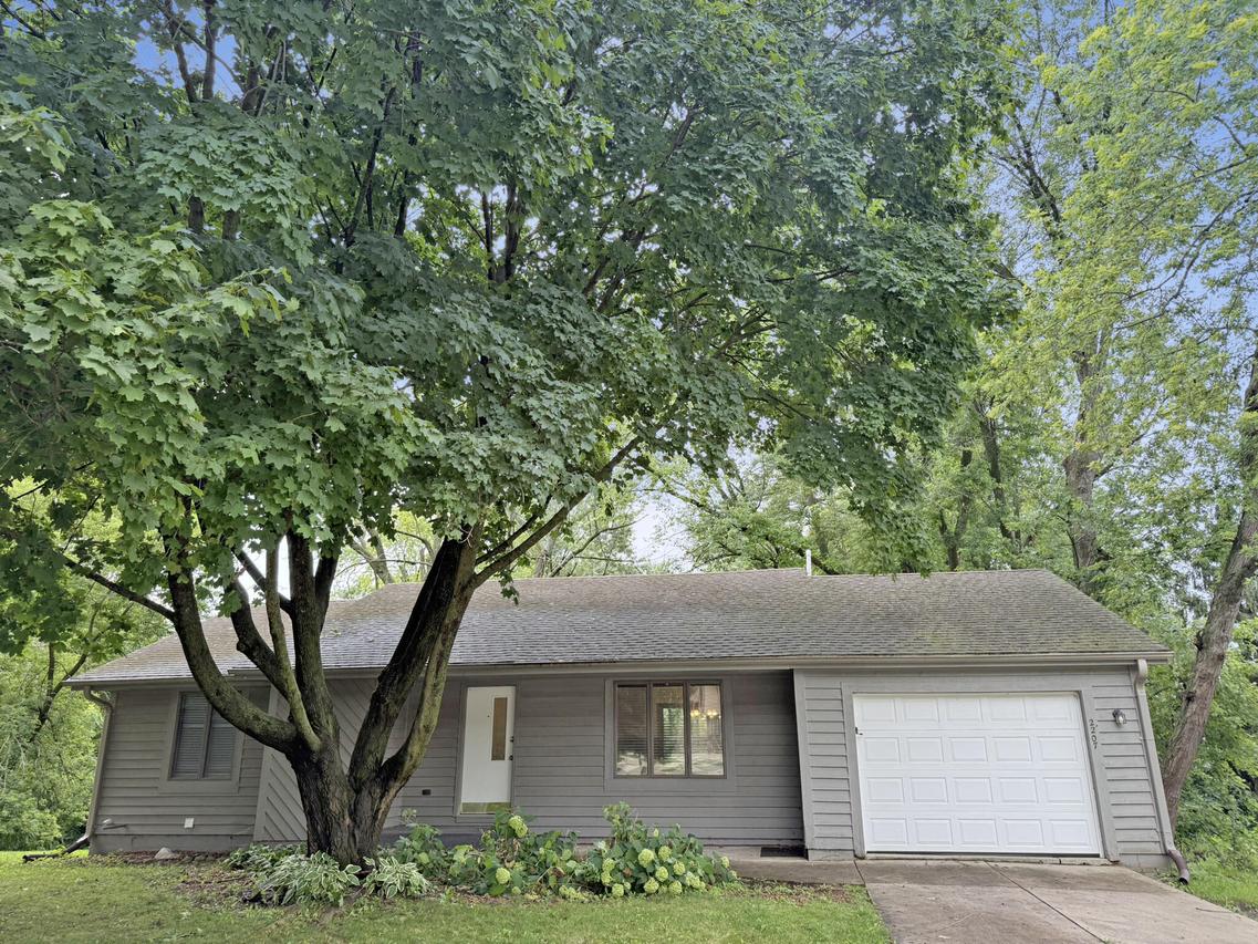 2207 Norwood Dr, Waukesha, WI 53188