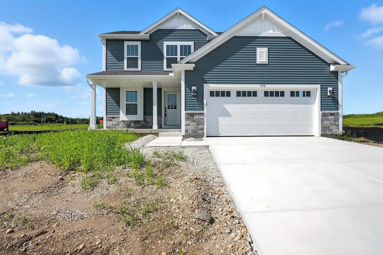 1710 Cardinal Ln, Mukwonago, WI 53149