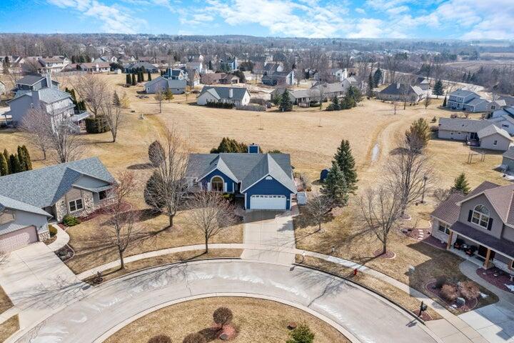 W209N16520 Cairn Ct, Jackson, WI 53037
