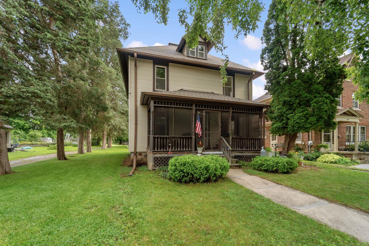 210 Oakland Ave, Mukwonago, WI 53149