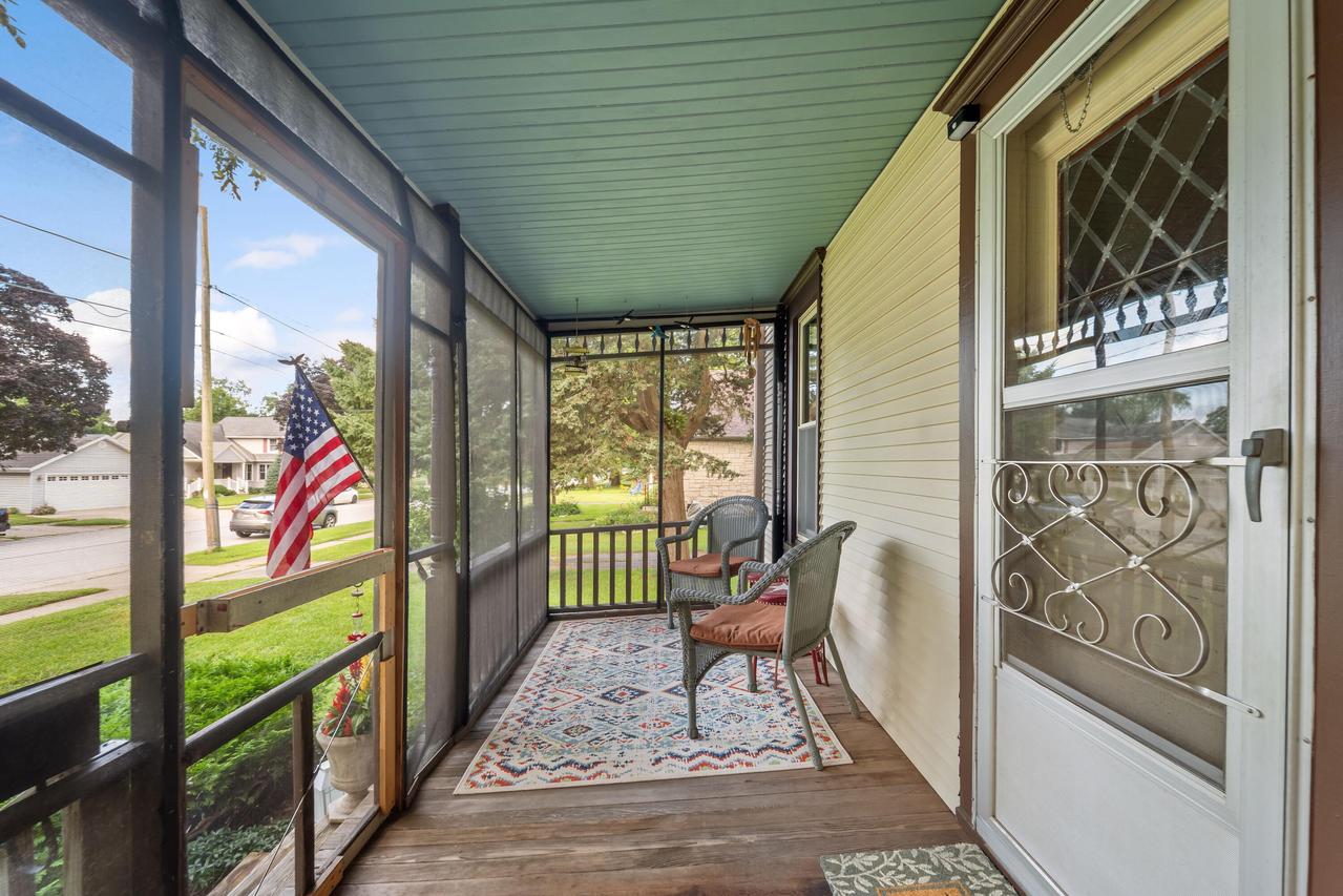 210 Oakland Ave, Mukwonago, WI 53149
