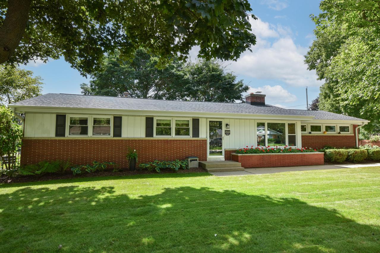 2141 W Fairlane Ave, Glendale, WI 53209