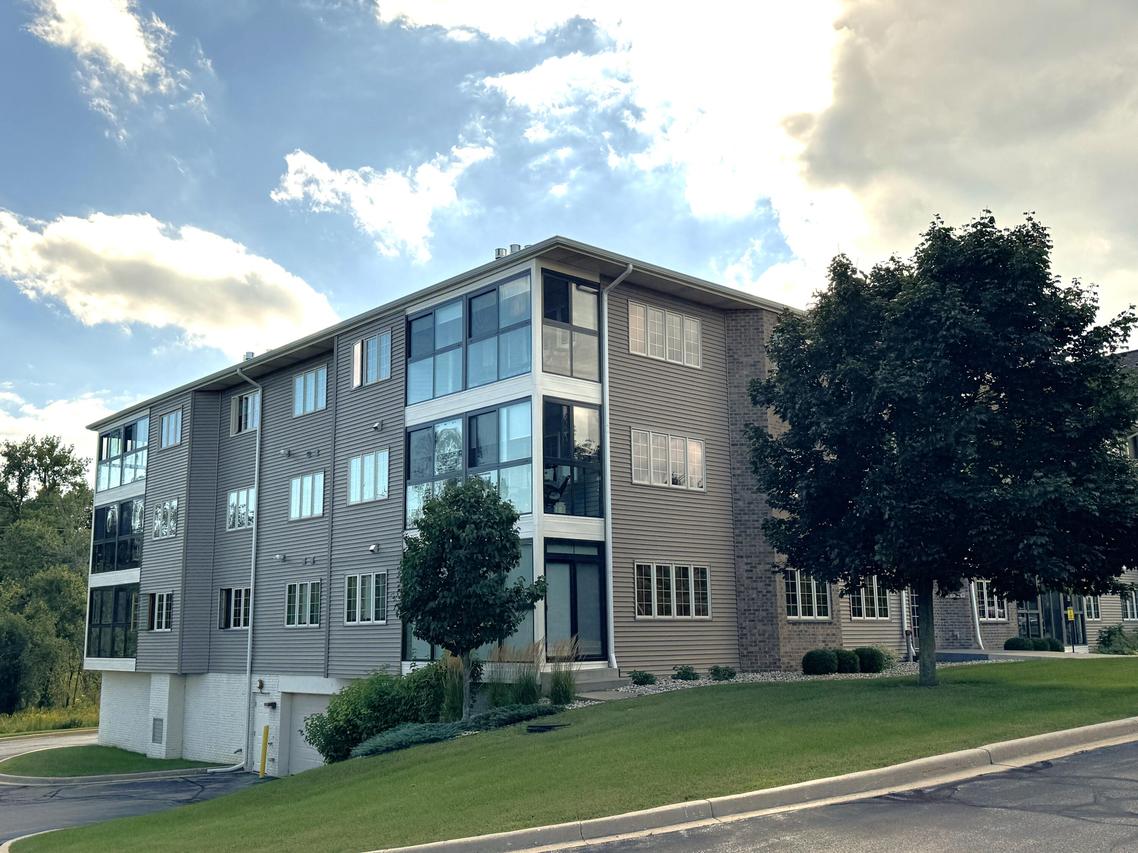 291 Oconomowoc Pkwy #302-2, Oconomowoc, WI 53066