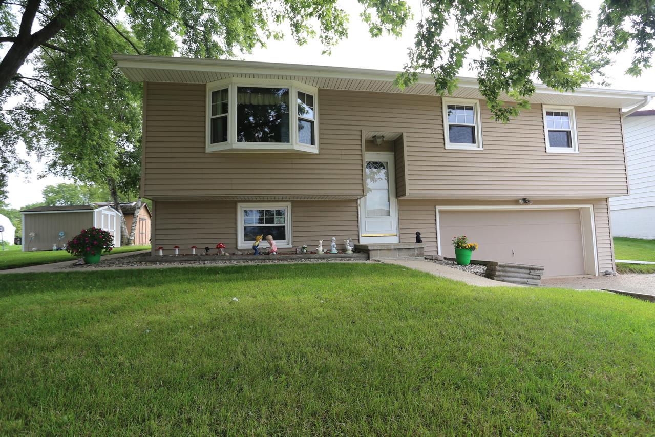 907 S University Ave, Beaver Dam, WI 53916